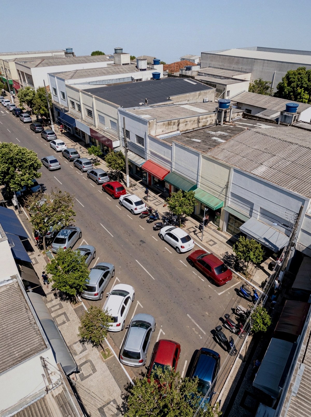 Vista aérea noturna de uma cidade com o marcador do Google Maps aceso — o ranking local do Google é decidido por relevância, distância e notoriedade
